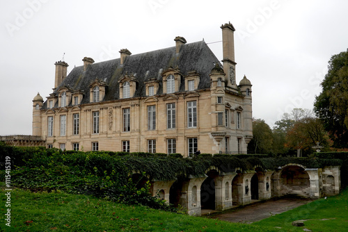 Vue du crypto portique , soubassement du corps central du château d'Anet photo