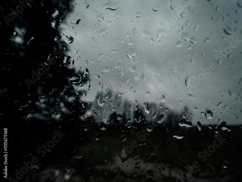 Krople deszczu na szybie w pochmurny dzień