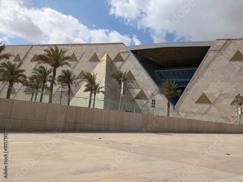 New Grand Egyptian Museum moderne Fassade eines großen Museums mit hellen, dreieckig strukturierten Steinflächen zu sehen