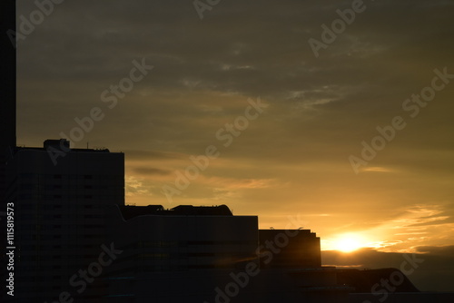 ガラス窓の向こう、沈む夕日が淡く滲んでいる。
