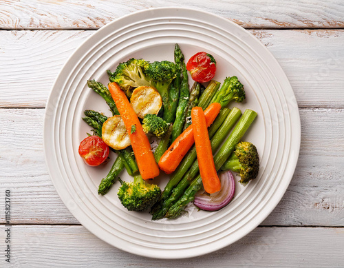 Un plato con deliciosas verduras salteadas sobre una mesa de madera photo