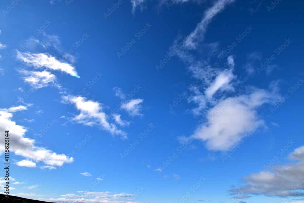 Fototapeta premium どこまでも広がる蒼い空と輝く雲、北欧・アイスランドにて