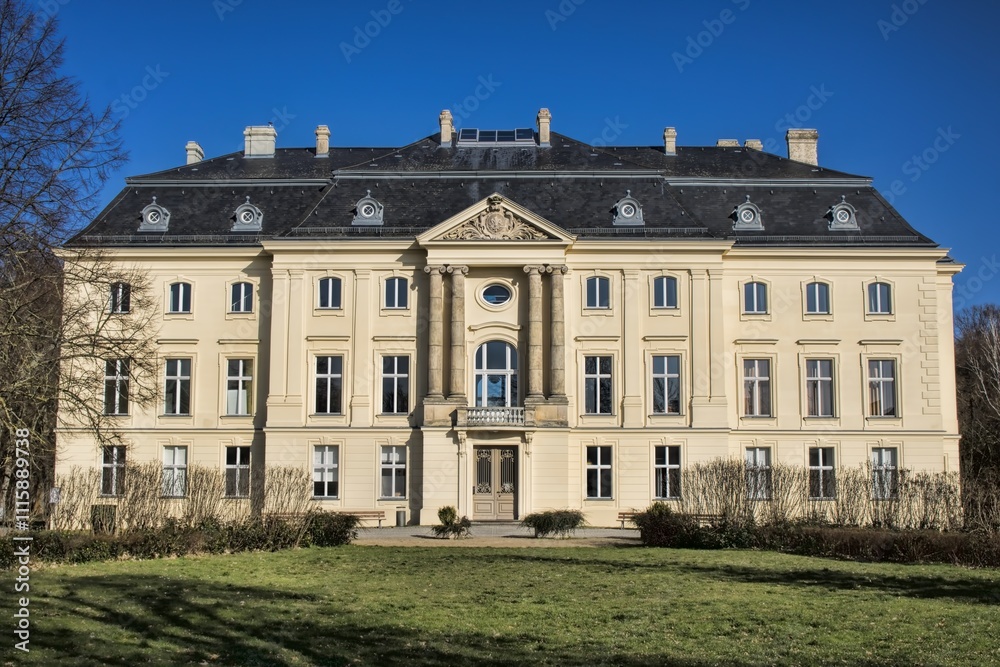 Fototapeta premium trebnitz, deutschland - schloss trebnitz im idyllischen schlosspark