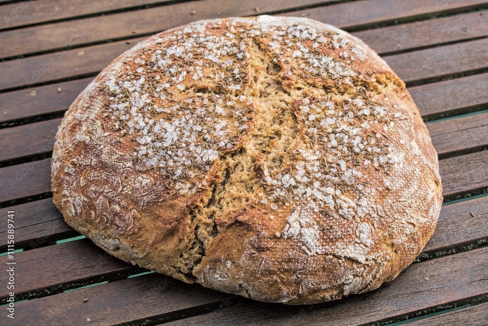 rundes kümmelbrot auf einem holztisch