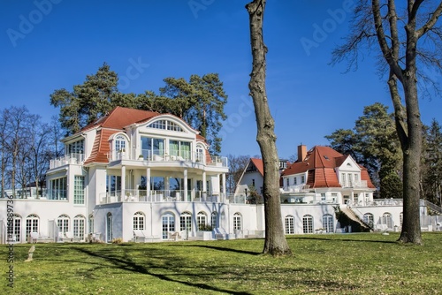 Obraz na płótnie bad saarow, deutschland - weiße villen im kurbad saarow w salonie