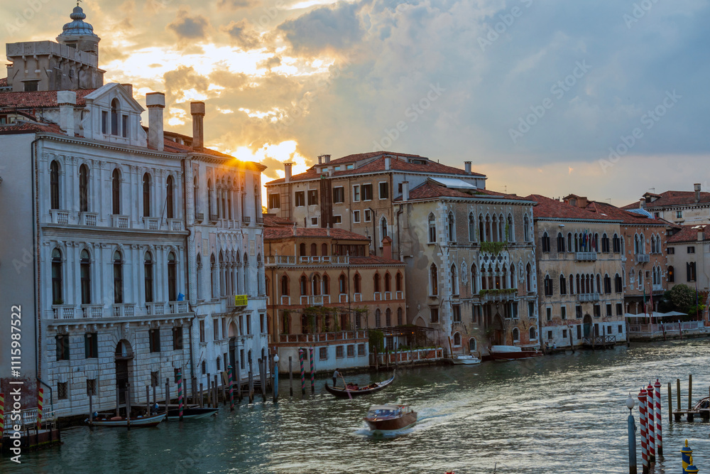Tramonto nella laguna di Venezia. sole, gondole, nel mare