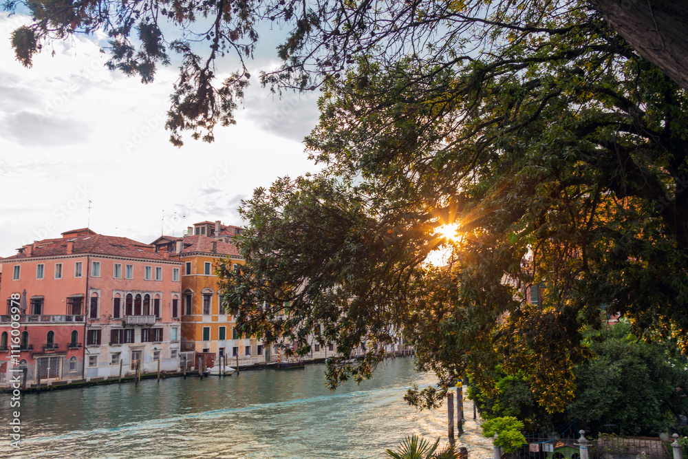 Tramonto nella laguna di Venezia. sole, gondole, nel mare