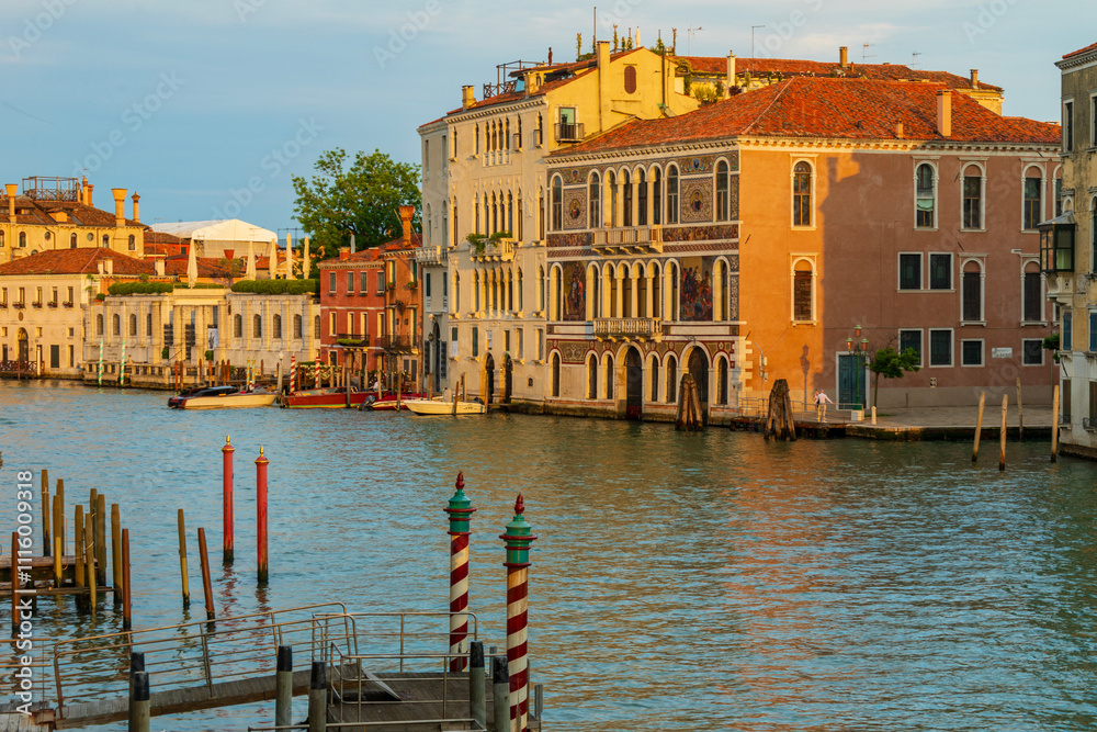 Tramonto nella laguna di Venezia. sole, gondole, nel mare