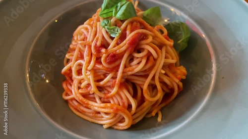 Ein Teller Spaghetti mit Tomatensoße