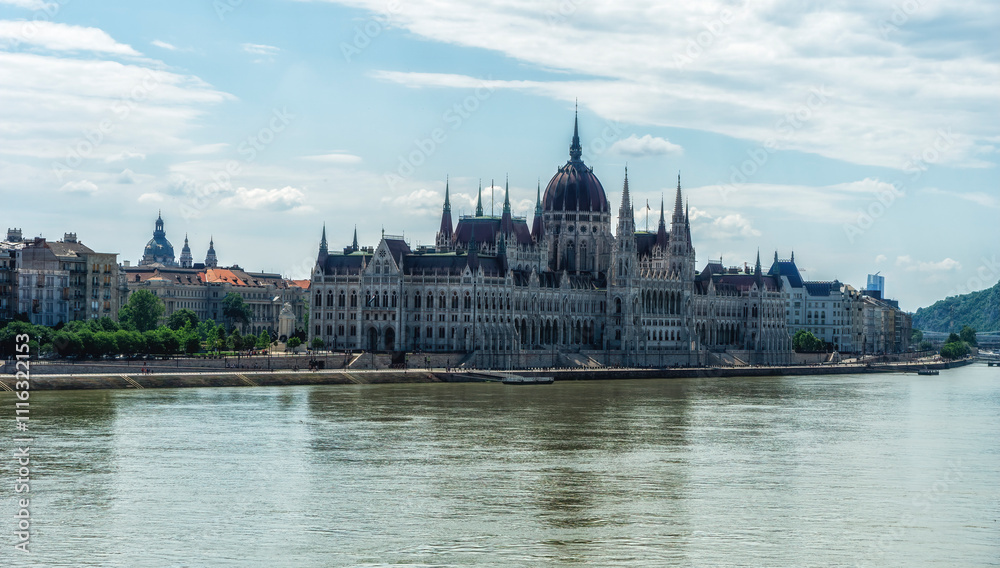 Obraz premium The Hungarian Parliament Building on the bank of the Danube in Budapest