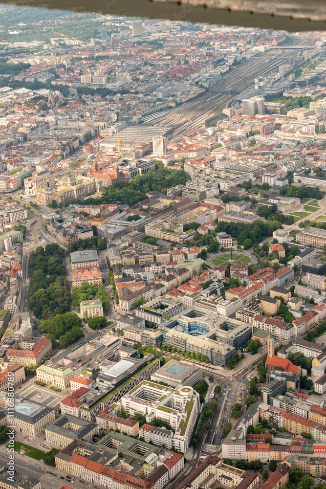 Obraz premium Munich city in Germany seen from a small plane