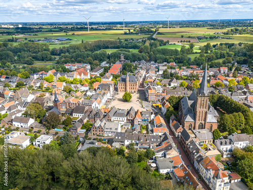 Der Marktplatz und die umliegenden Häuser in Kalkar. Luftbildaufnahme von 2024