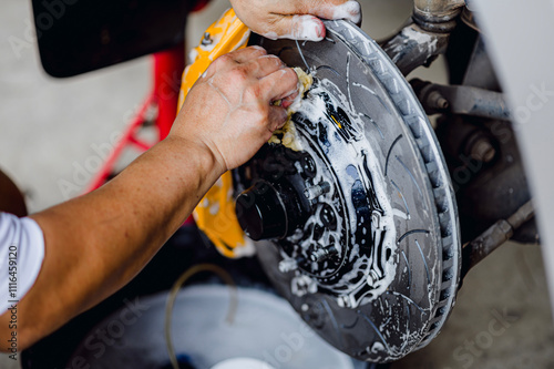 Clean the brakes before installing the wheels.The large brake caliper has 6 large pistons that distribute braking force evenly. photo