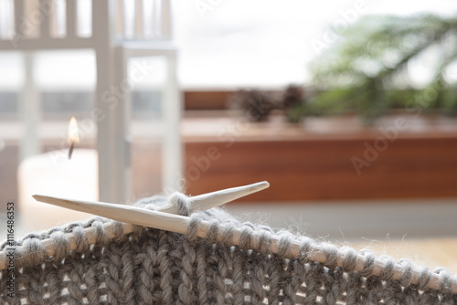 Strickzeug mit Holzstricknadeln und Schafwolle