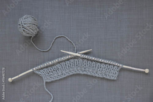 Strickzeug mit Holzstricknadeln und Schafwolle