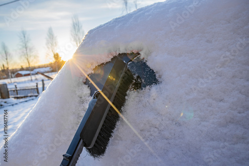 Vereiste Autoscheibe im Winter an einem PKW