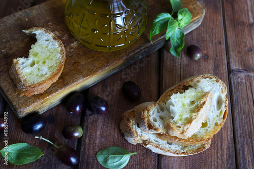 Pane italiano con olio d'oliva e oliva fresca su un tavolo di legno rustico. Cibo gustoso e sano. Antipasto. Copia spazio. Direttamente sopra. photo