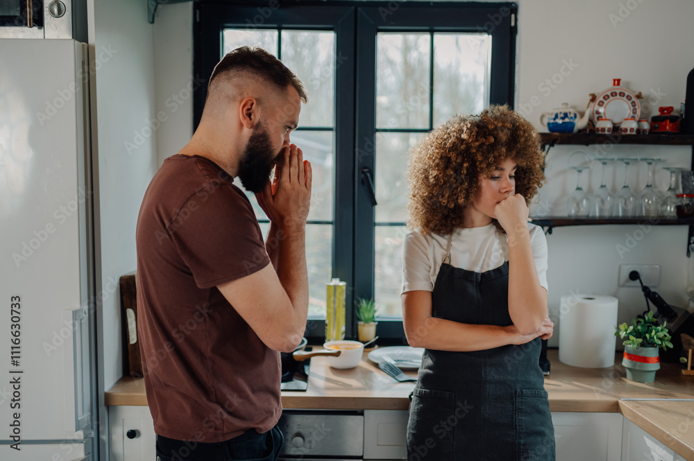 Obraz premium Young couple having relationship problems arguing in kitchen