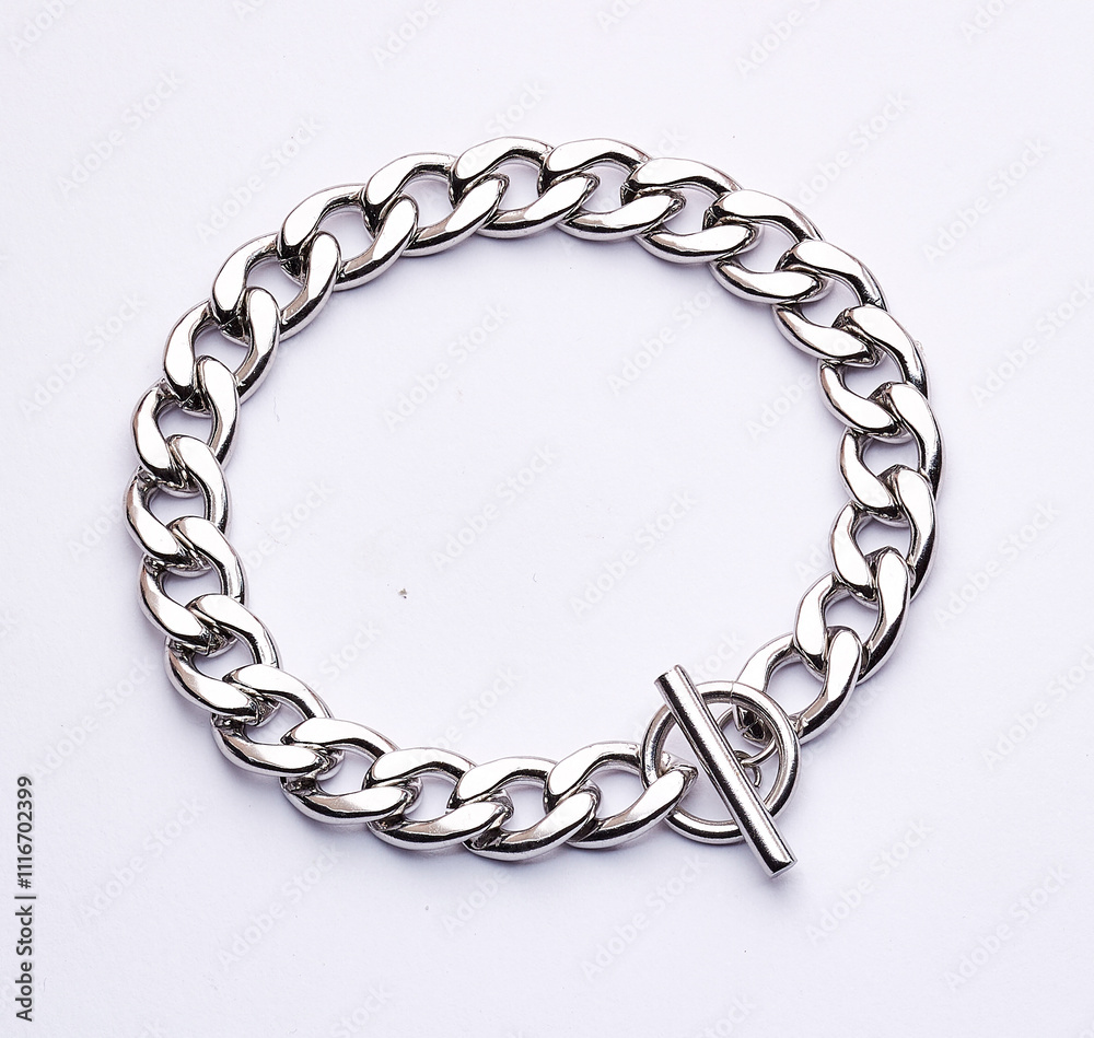 Obraz premium Gold chain bracelet o background