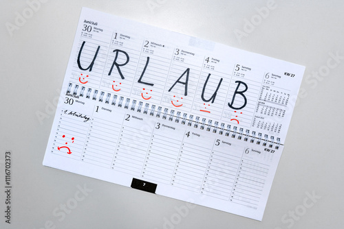 Kalender auf einem Schreibtisch mit dem deutschen Wort für Urlaub zum Thema Demotivation im Beruf