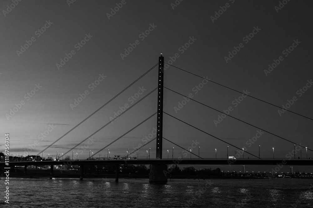Obraz premium Abendstimmung in Düsseldorf am Rhein