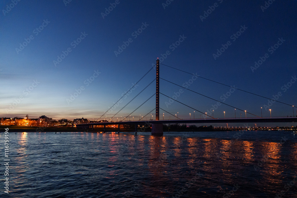 Fototapeta premium Abendstimmung in Düsseldorf am Rhein