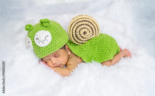 Newborn photography at home Adorable newborn Caucasian baby boy in bonnet sleeping. Snail Newborn Photography Crochet Outfit Costume - Green – BABYMOON photo