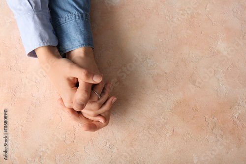 Couple holding hands on bei...