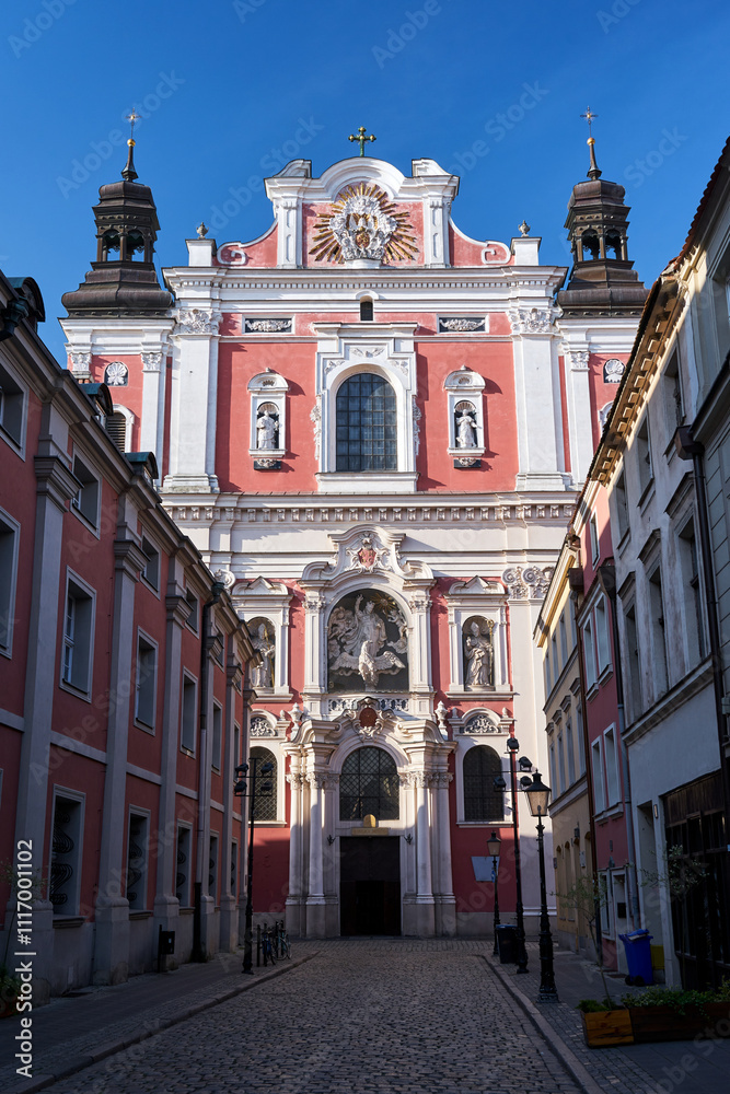Φωτογραφία Narrow, cobbled street and historic facade of a Baroque religious church in the