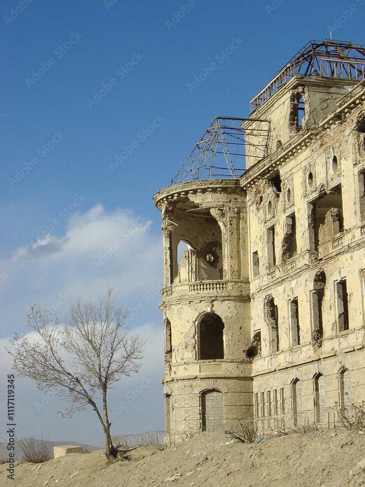 Obraz premium Old historic Kabul Palace ruins destroyed Afghanistan
