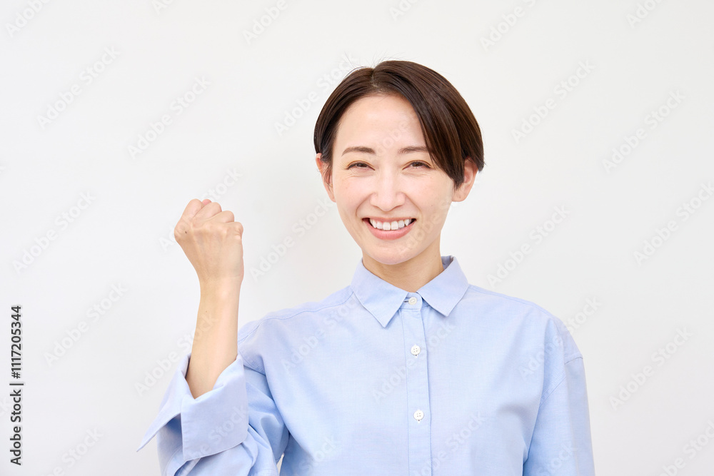 女性　ガッツポーズ　白背景