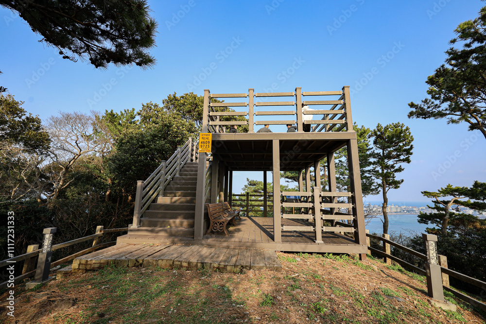 산 정상에서 보는 풍경 제주 서귀포시 성산읍 오조리 식산봉 산 정상에서 보는 풍경 제주 서귀포시 성산읍 오조리 식산봉
