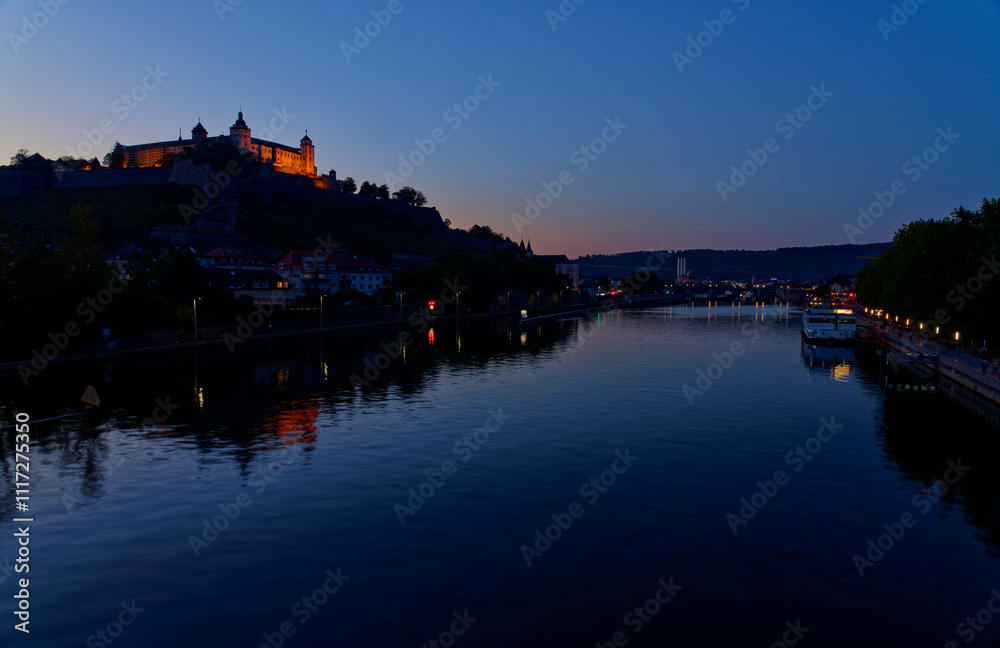 Fototapeta premium Blick von der Ludwigsbrücke über den Main zur Festung Marienberg von Würzburg am Abend, Unterfranken, Franken, Bayern, Deutschland