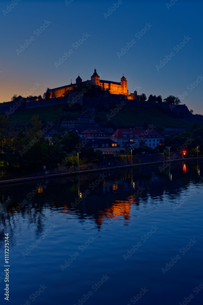 Fototapeta premium Blick von der Ludwigsbrücke über den Main zur Festung Marienberg von Würzburg am Abend, Unterfranken, Franken, Bayern, Deutschland