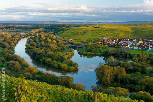 Sonnenuntergang über den Weinbergen an der Vogelsburg und der Volkacher Mainschleife mit den Weinorten Escherndorf und Nordheim am Main, Landkreis Kitzingen, Unterfanken, Bayern, Deutschland