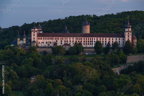 Blick von den Weinbergen am Stein zur Festung Marienberg von Würzburg am Abend, Unterfranken, Franken, Bayern, Deutschland