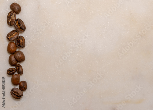 idée graphique, avec quelques grains de café, sur une plaque de marbre en transparence photo