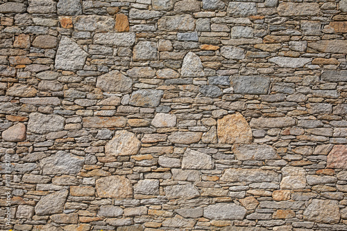 Vieux mur de pierres seiches d'une ancienne maison.