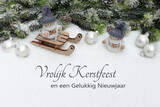 Kerstkaart: Kerstgroet met kerstballen en dennentakken in de sneeuw. Nederlandse inscriptie vertaalt zich als Prettige Kerstdagen en een Gelukkig Nieuwjaar.