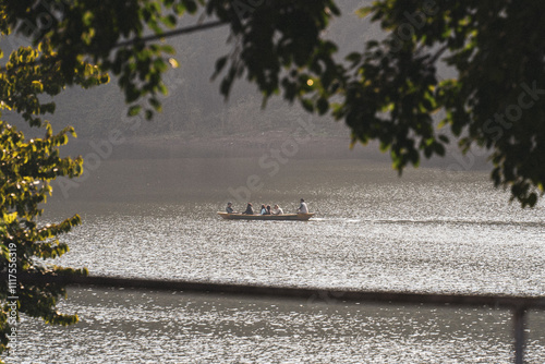 Pirogue sur le lac de Pokhara photo