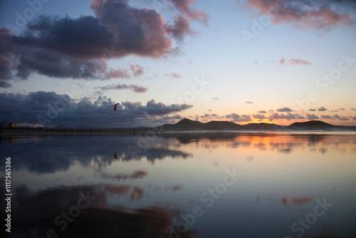 Spiegelung am Strand im Abendlicht