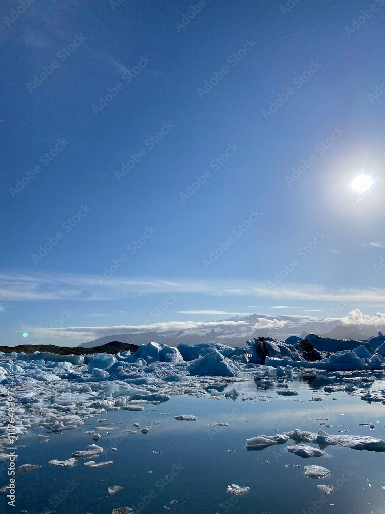 Fototapeta premium Glacial Beauty at Jökulsárlón: Ice Blocks and Diamond Beach’s Stunning Coastline