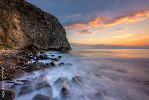 Obraz na płótnie Sunset over rocky shore at Crystal Cove Beach w salonie