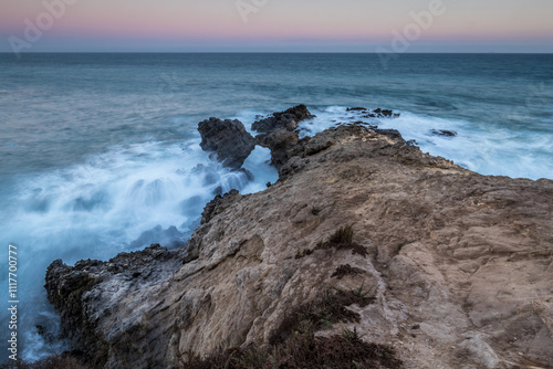 Obraz na płótnie Waves crashing against rocky cliffs in Malibu w salonie