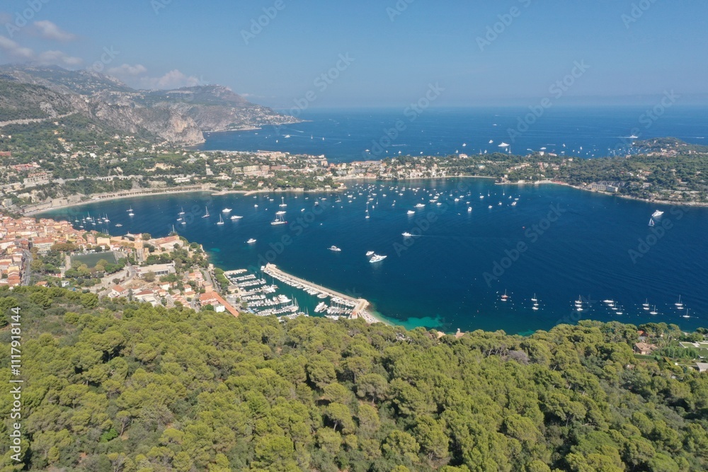 Photo du port et des bateaux de Villefranche-sur-Mer par un temps ensoleillé en été Photo du port et des bateaux de Villefranche-sur-Mer par un temps ensoleillé en été