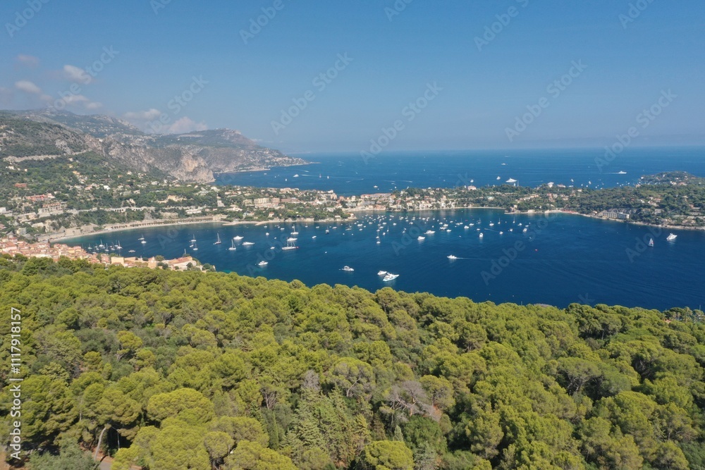Photo du port et des bateaux de Villefranche-sur-Mer par un temps ensoleillé en été Photo du port et des bateaux de Villefranche-sur-Mer par un temps ensoleillé en été