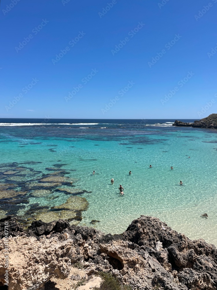 Obraz premium Coastal beach ocean with clear blue water