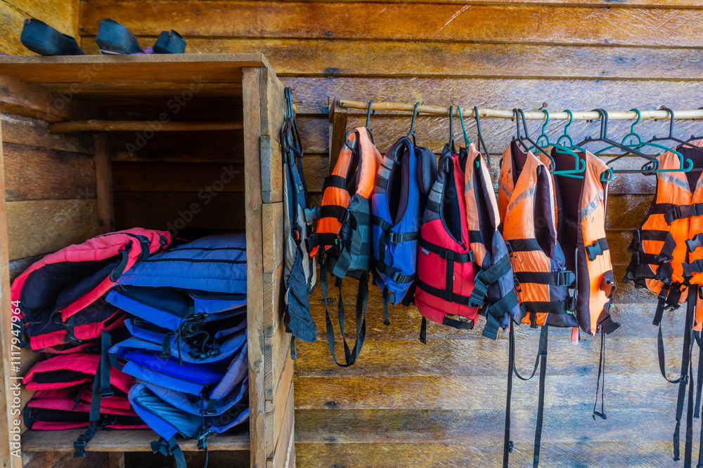 Fototapeta premium a floating house in the middle of the sea that provides various water sports rides such as snorkeling, diving, and canoeing, and there is also a BBQ for guests who want to