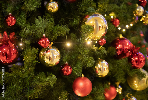 Obraz na płótnie christmas decorated tree w salonie