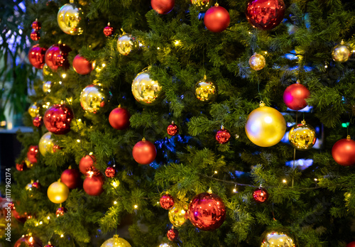 Obraz na płótnie christmas decorated tree w salonie